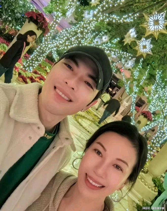 影不离美国巡演撒狗粮夫妻相十足令人羡！j9九游会真人游戏第一萧敬腾林有慧形(图5)