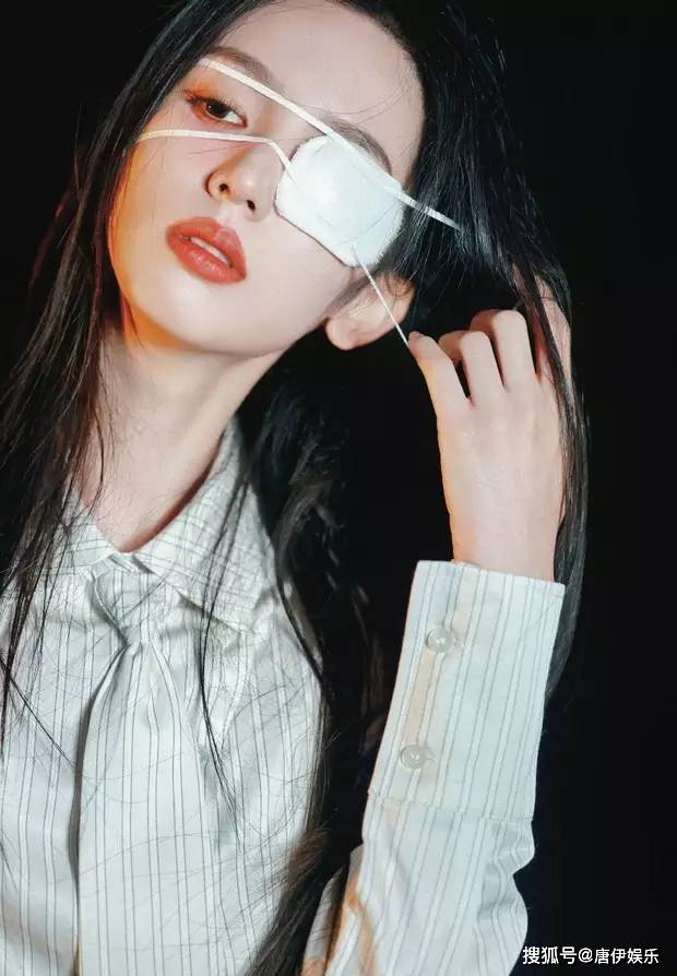 型忧郁文艺眼神柔情故事感爆棚！j9九游会入口周也晒新照眼罩造(图2)