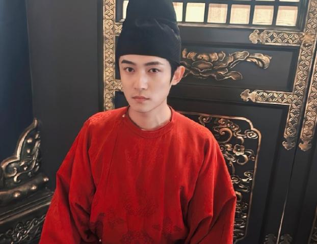 气摘掉后险些没认出来他反差感也太强了j9九游会登录国色芳华：戴上眼罩帅(图16)