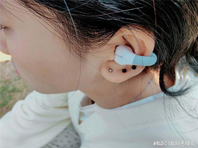 耳机评测：真百元舒适度与清音完美结合！j9九游会网址是什么虹觅Air耳夹式(图1)
